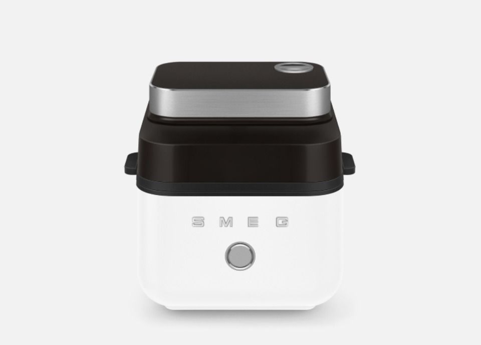 Smeg air fryer με κομψό μαύρο καπάκι και λευκό ματ σώμα