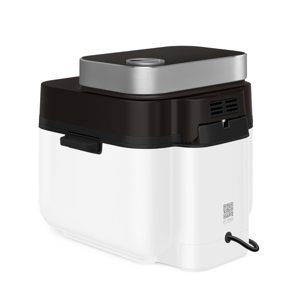 Air Fryer Smeg com código QR para acesso ao My Smeg Assistant