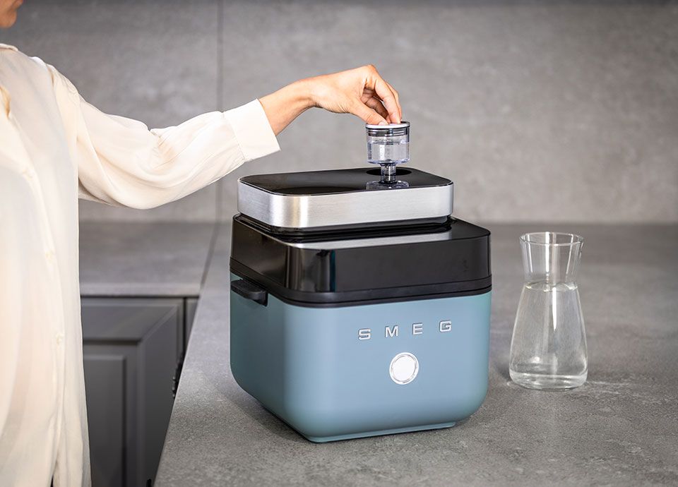 Air Fryer Smeg sur un plan de travail avec réservoir d'eau pour fonction vapeur