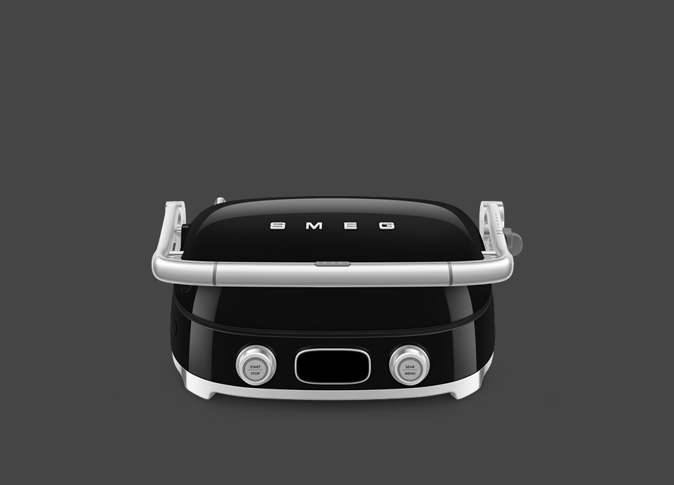 Wielofunkcyjny grill Smeg w kremowym wykończeniu przygotowujący burgery na nowoczesnej wyspie kuchennej.