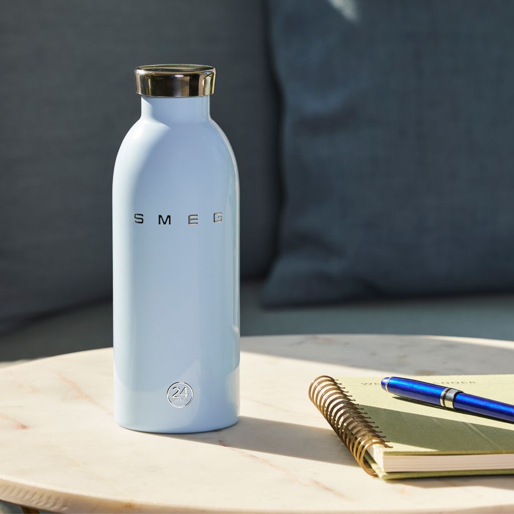 Biela Smeg x 24Bottles nerezová fľaša na kuchynskej linke