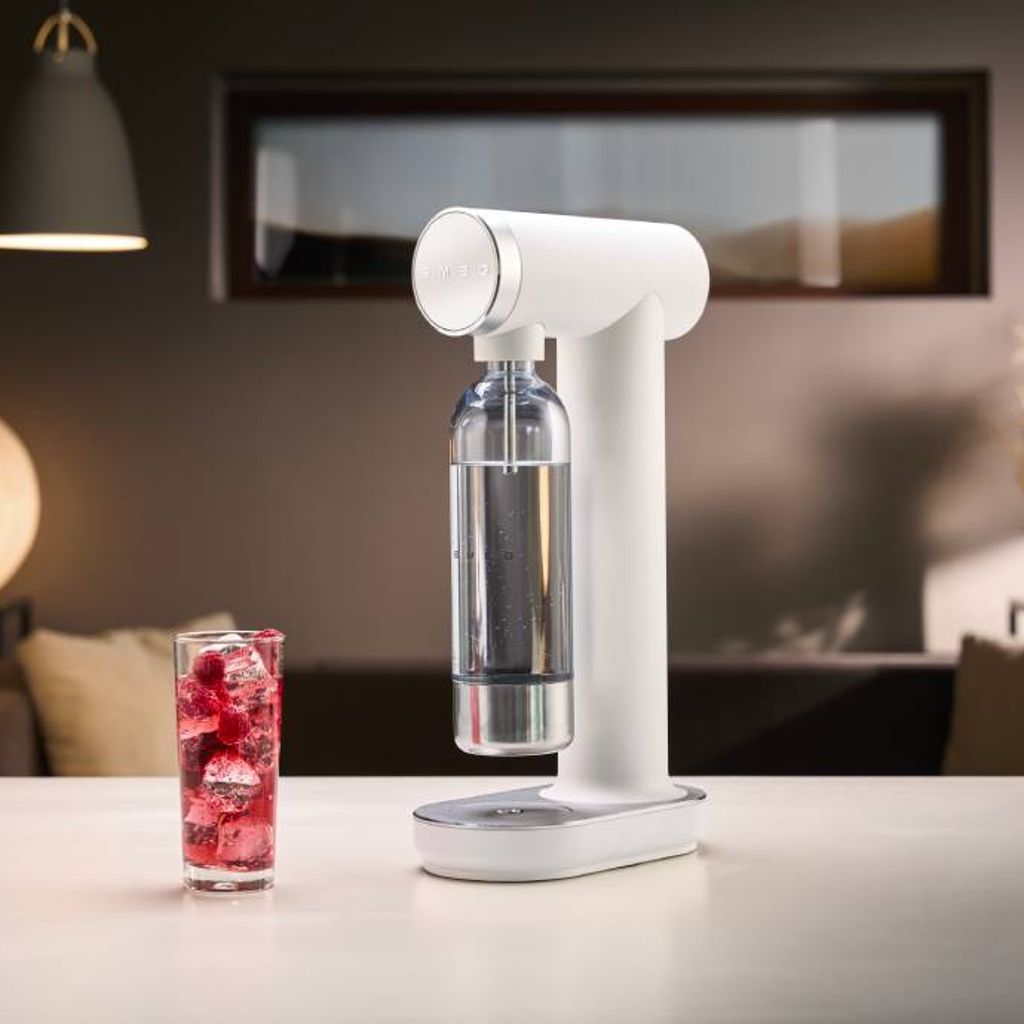 Gasatore d’acqua Smeg su piano cucina, design elegante con manopola frontale – elettrodomestico per acqua frizzante domestica