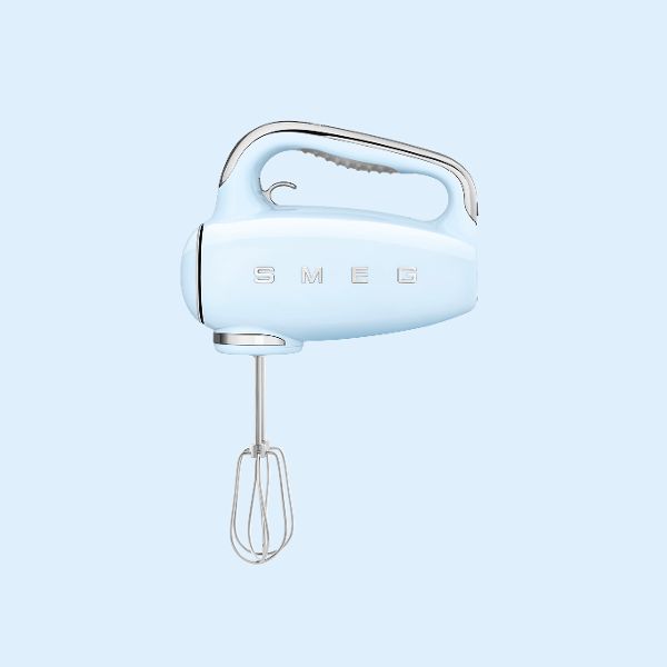 Sbattitore elettrico Smeg di colore azzurro con le fruste per montare a neve