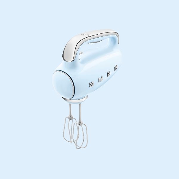 Sbattitore elettrico Smeg di colore azzurro con le fruste per montare a neve