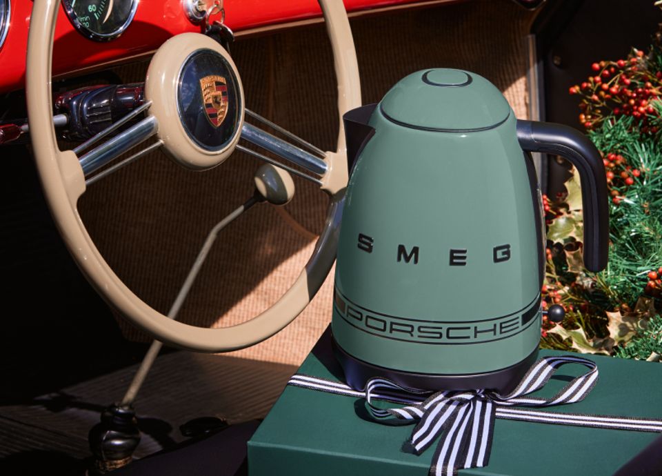 Bollitore Shade Green Porsche x SMEG su un pacco regalo appoggiato sul sedile di una Porsche