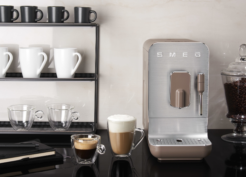 Cafetera Espresso Superautomática Smeg BCC02EGMEU