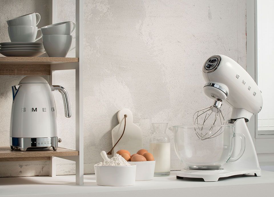 Witte keukenrobot met glazen mengkom