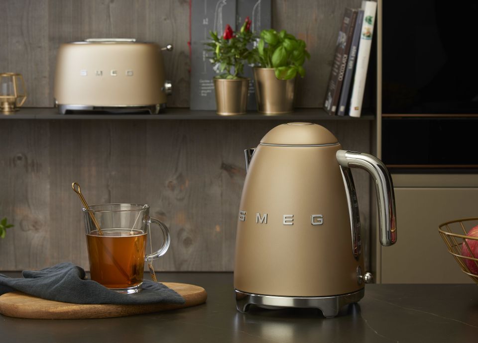 Smeg Hervidor eléctrico KLF03CHMEU acabado champagne mate con logo Smeg 3D