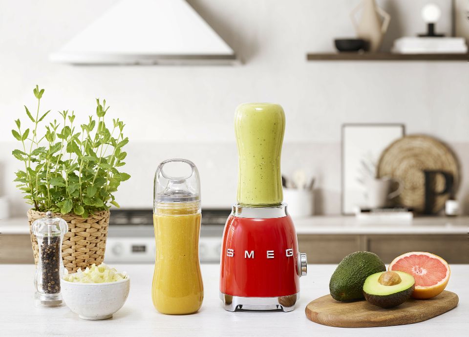 Personal blender includes two bottles Bottle to go