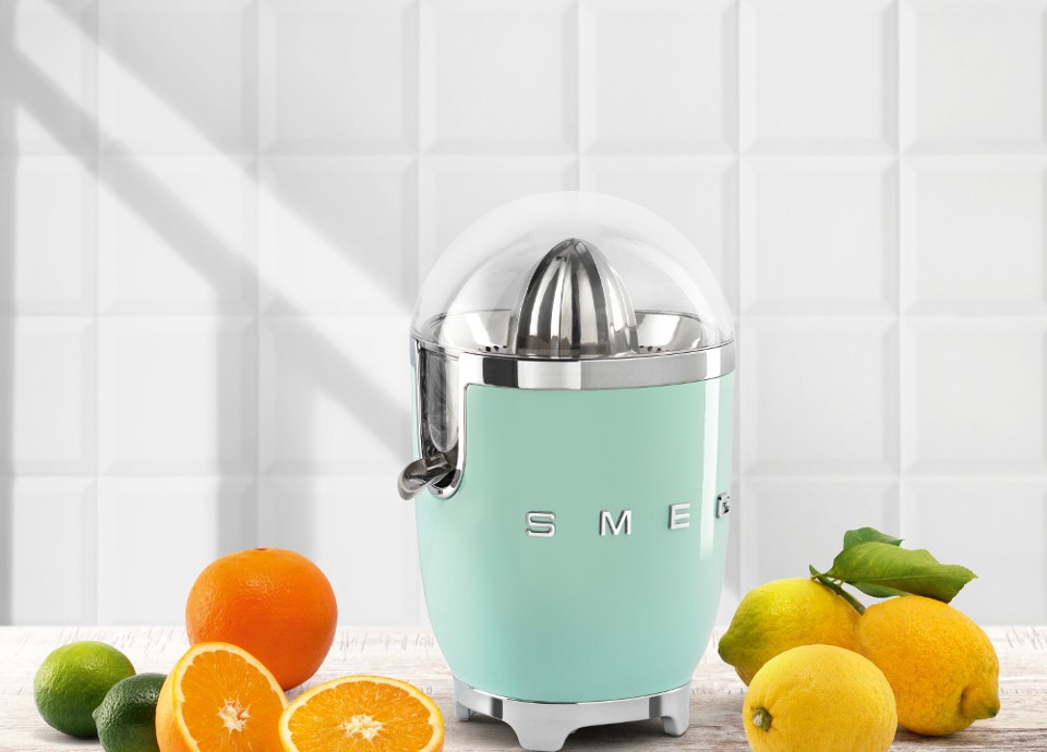 ЭНЕРГИЯ ЦВЕТА И ВКУСА В НОВОЙ СОКОВЫЖИМАЛКЕ SMEG