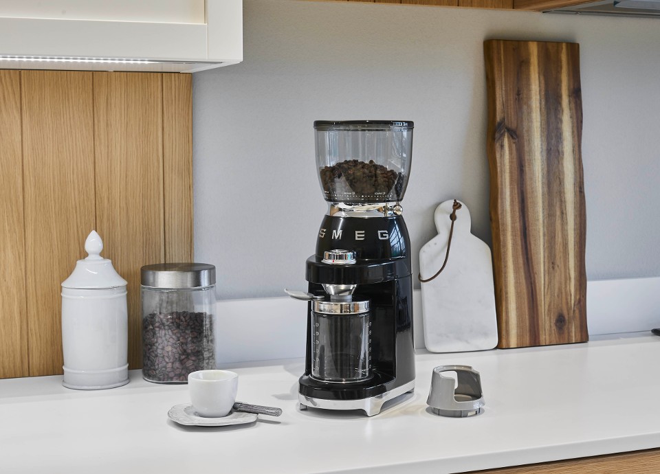 Coffee Grinder Cream CGF11CRUK | Smeg.com