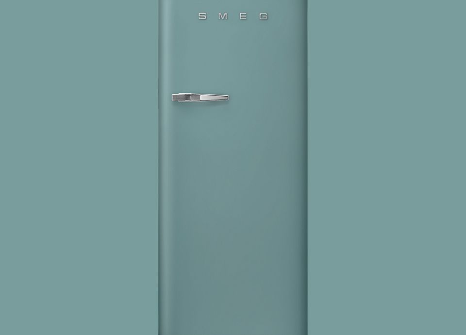 Frigorifero SMEG in stile retrò con finitura verde smeraldo opaca e maniglia cromata su sfondo coordinato.