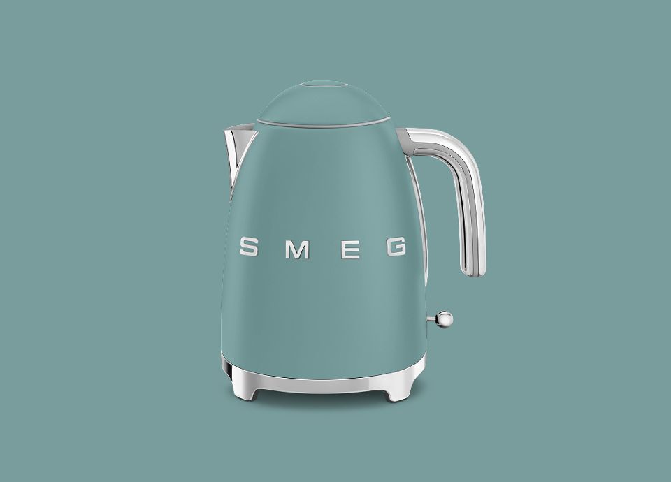 Bollitore elettrico SMEG con finitura verde smeraldo opaca e dettagli cromati su sfondo a tinta unita.