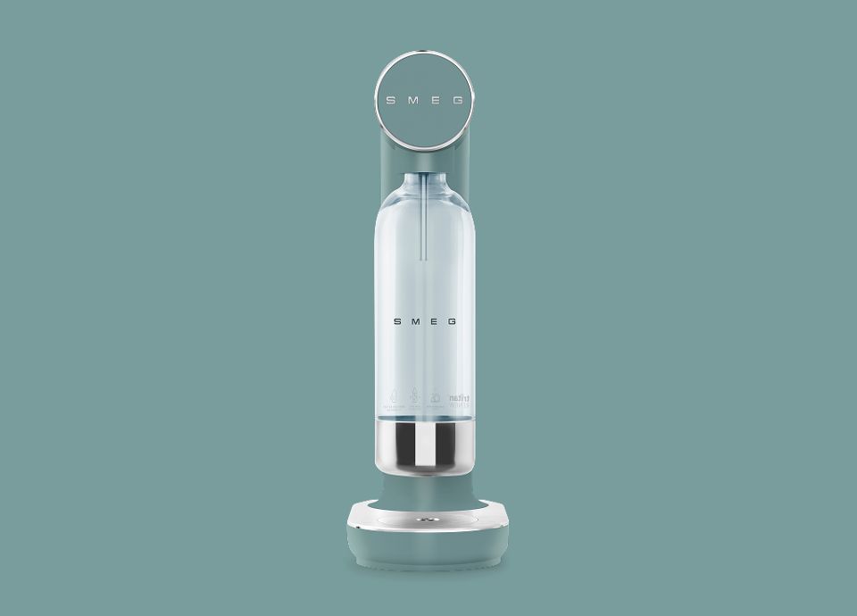 Macchina per bevande gassate SMEG con finitura verde smeraldo opaca, che combina materiali raffinati con un design elegante e verticale.‌