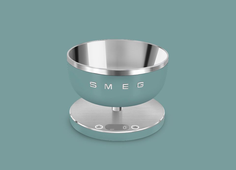 Bilancia da cucina SMEG con ciotola in acciaio inox con finitura verde smeraldo opaca.