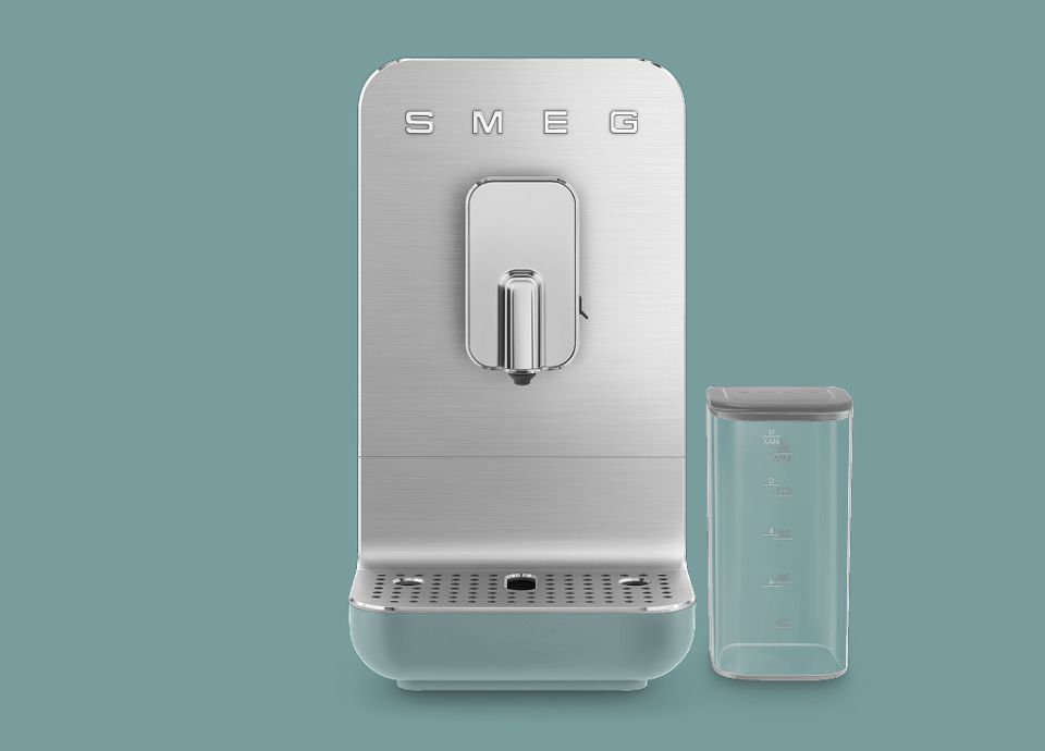 Macchina da caffè automatica SMEG con sistema per il latte, finitura verde smeraldo opaca e dettagli cromati.
