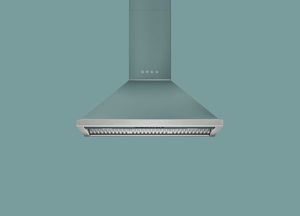 Cappa da cucina a parete SMEG da 90 cm, finitura verde smeraldo opaca con profili in acciaio inox e design minimalista su sfondo liscio.