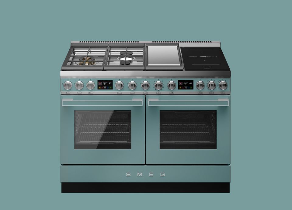 Cucina a libera installazione SMEG da 120 cm con doppio forno, bruciatori a gas e piano cottura a induzione, finitura verde opaca.