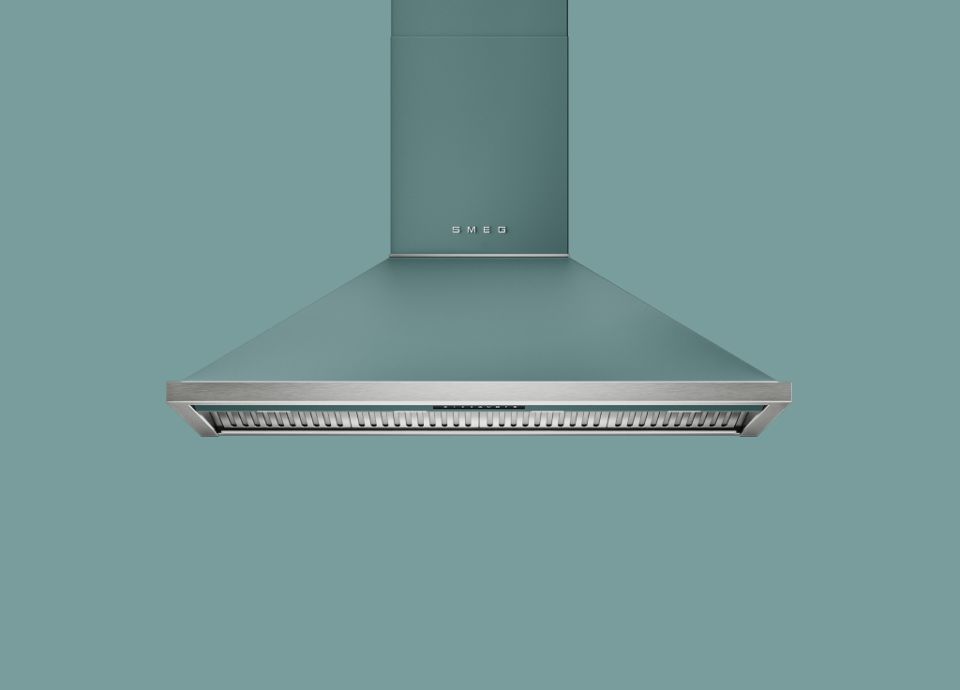 Cappa aspirante SMEG da 120 cm in verde smeraldo opaco con dettagli in acciaio inox.‌