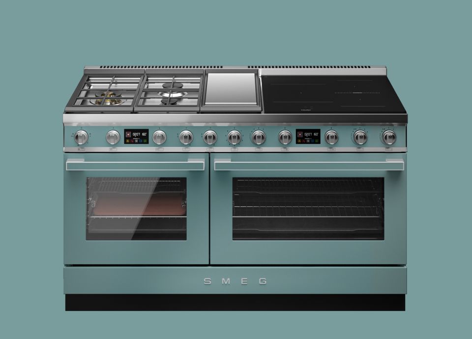 Cucina a libera installazione da 150 cm con doppio forno, piano cottura misto a gas e induzione e manopole di controllo di precisione.