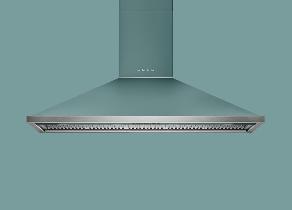 Cappa da cucina a parete da 150 cm in finitura verde smeraldo opaco con ampia calotta e filtro in acciaio inox.