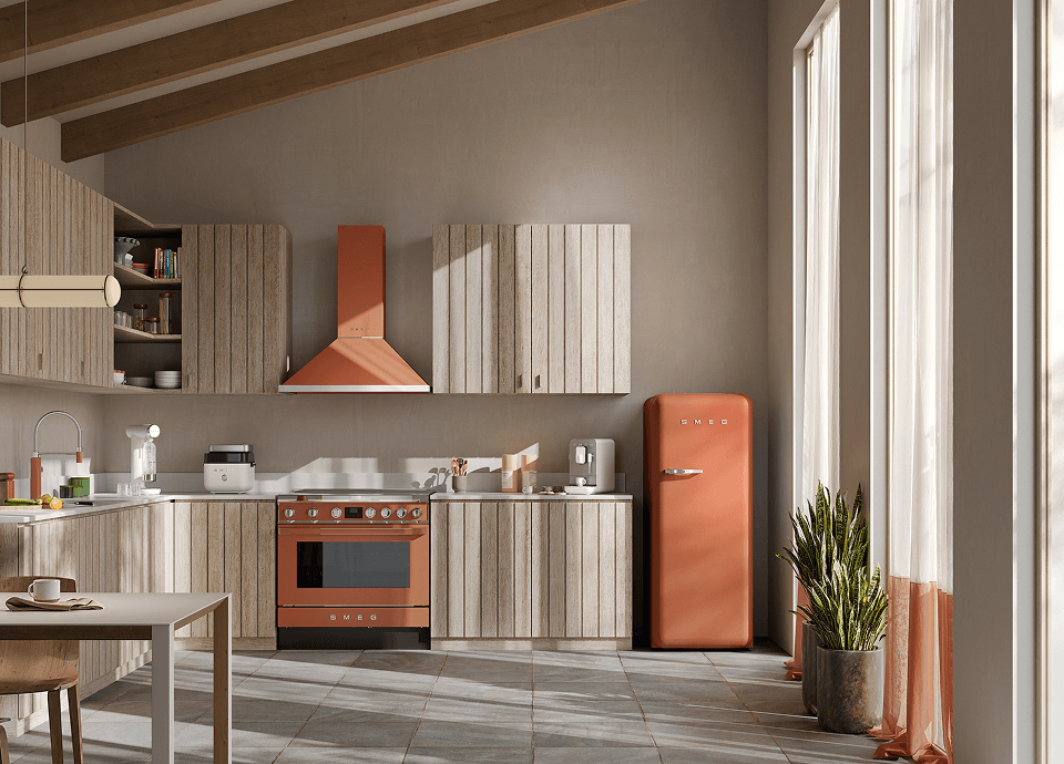 Intérieur de cuisine moderne avec des meubles en bois et des appareils électroménagers SMEG au fini mat Terracotta, comprenant un piano de cuisson, une hotte et un réfrigérateur de style rétro