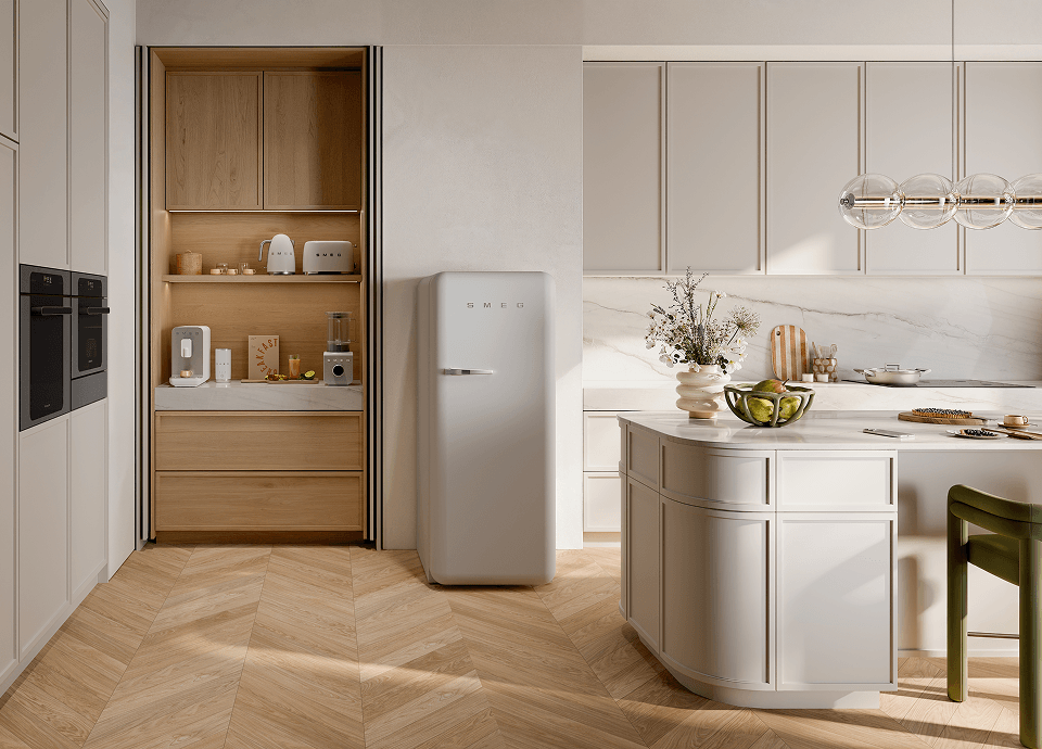 Une cuisine au design raffiné, dotée d'appareils électroménagers blancs mats, d'un réfrigérateur SMEG et de fours encastrés, le tout dans un cadre minimaliste