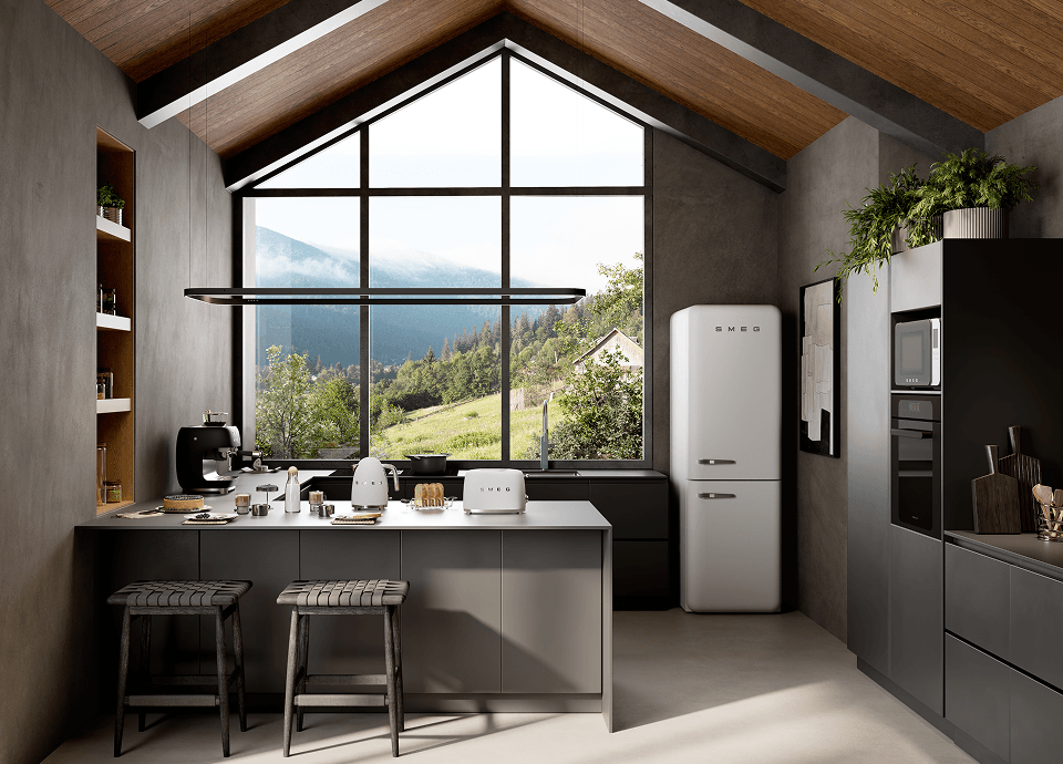 Cuisine contemporaine équipée d'appareils électroménagers SMEG blancs mats, avec îlot central et grande baie vitrée donnant sur un paysage montagneux