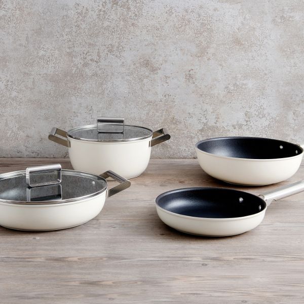 Batterie de cuisine couleur crème Smeg