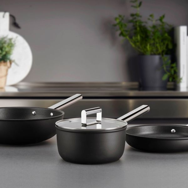 Batterie de cuisine couleur noire Smeg