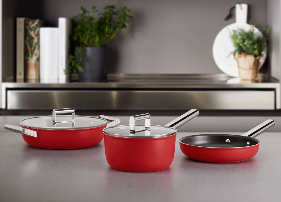 Batterie de cuisine couleur rouge Smeg