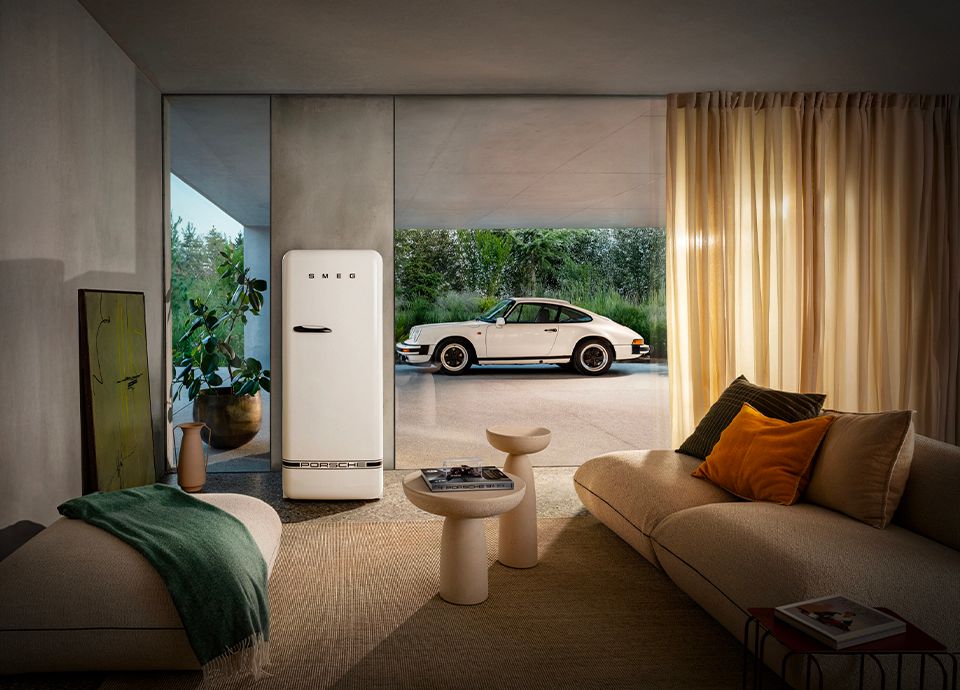 A Coleção Carrara White, com máquina de café automática e frigorífico Smeg, oferecem um ambiente moderno e requintado.