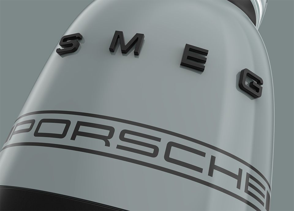 Dettaglio del frullatore in tonalità Shade Green. Sulla base è riportato il marchio "SMEG" in lettere maiuscole grandi e, sotto, la parola "PORSCHE" in lettere maiuscole più piccole.