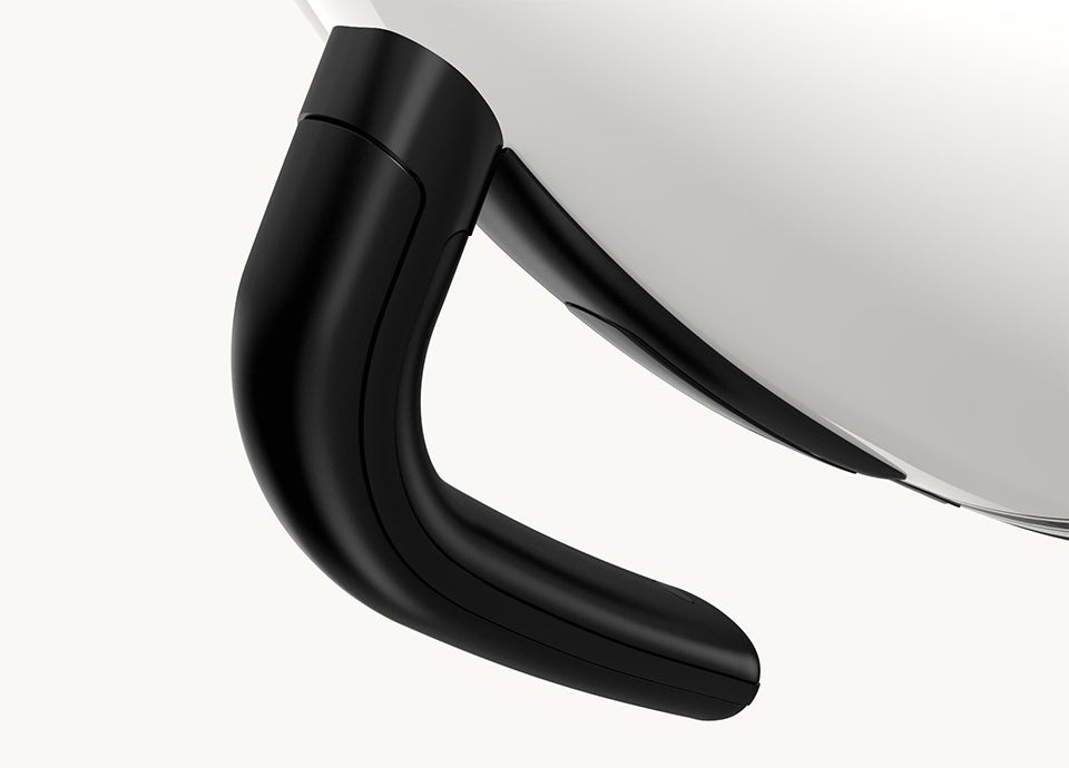 Dettaglio del manico nero del bollitore color Carrara White. Il manico nero opaco è posizionato sul lato superiore destro del bollitore.