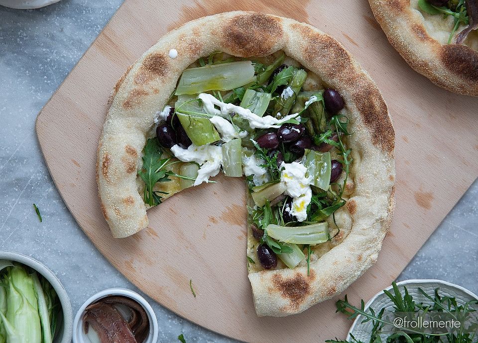 Ricetta Pizza con puntarelle, acciughe, olive taggiasche e burrata | Smeg