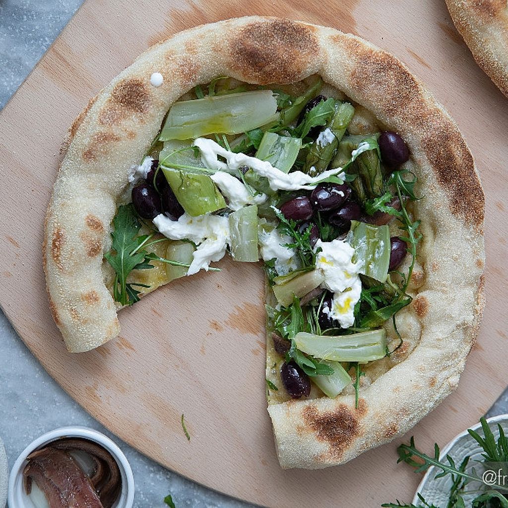 Pizza con puntarelle, anchoas, aceitunas taggiasche y burrata |amasadora |Smeg España