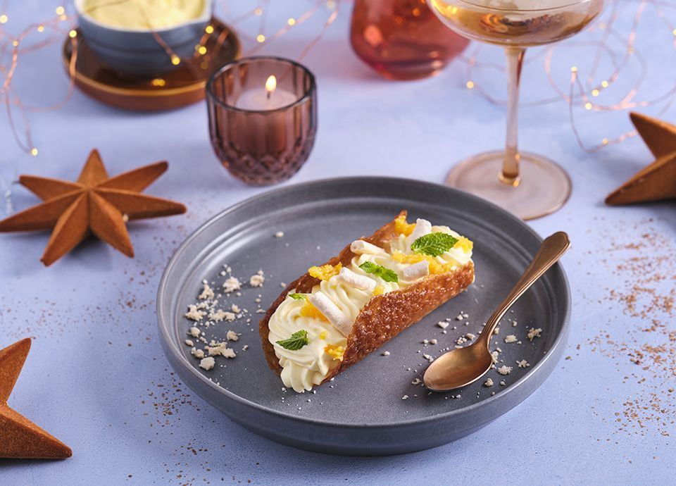 Cannoli de laranja crocante com creme de chantilly, compota de laranja e merengue