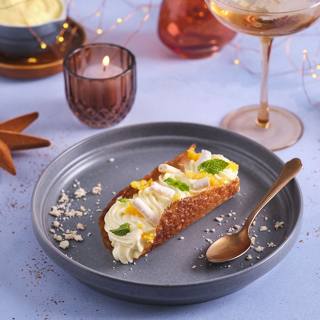 Cannoli de laranja crocante com creme de chantilly, compota de laranja e merengue