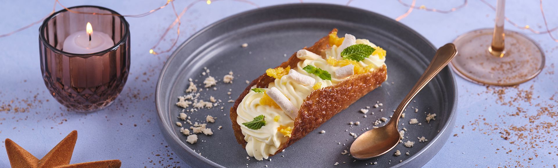 Cannoli croccanti all'arancia con crema chantilly