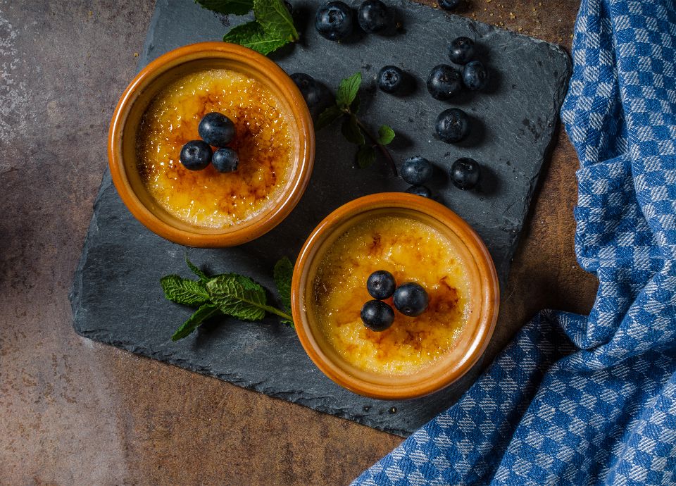 Crema catalana con composta di frutti rossi e crumble