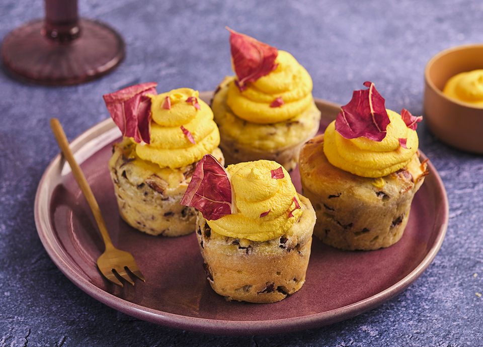 Muffins de achicoria con mousse de azafrán