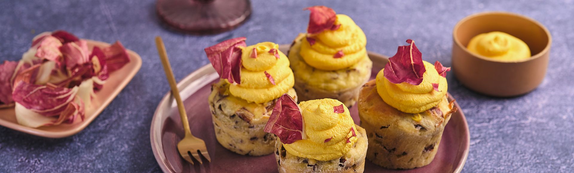 Muffins de achicoria con mousse de azafrán