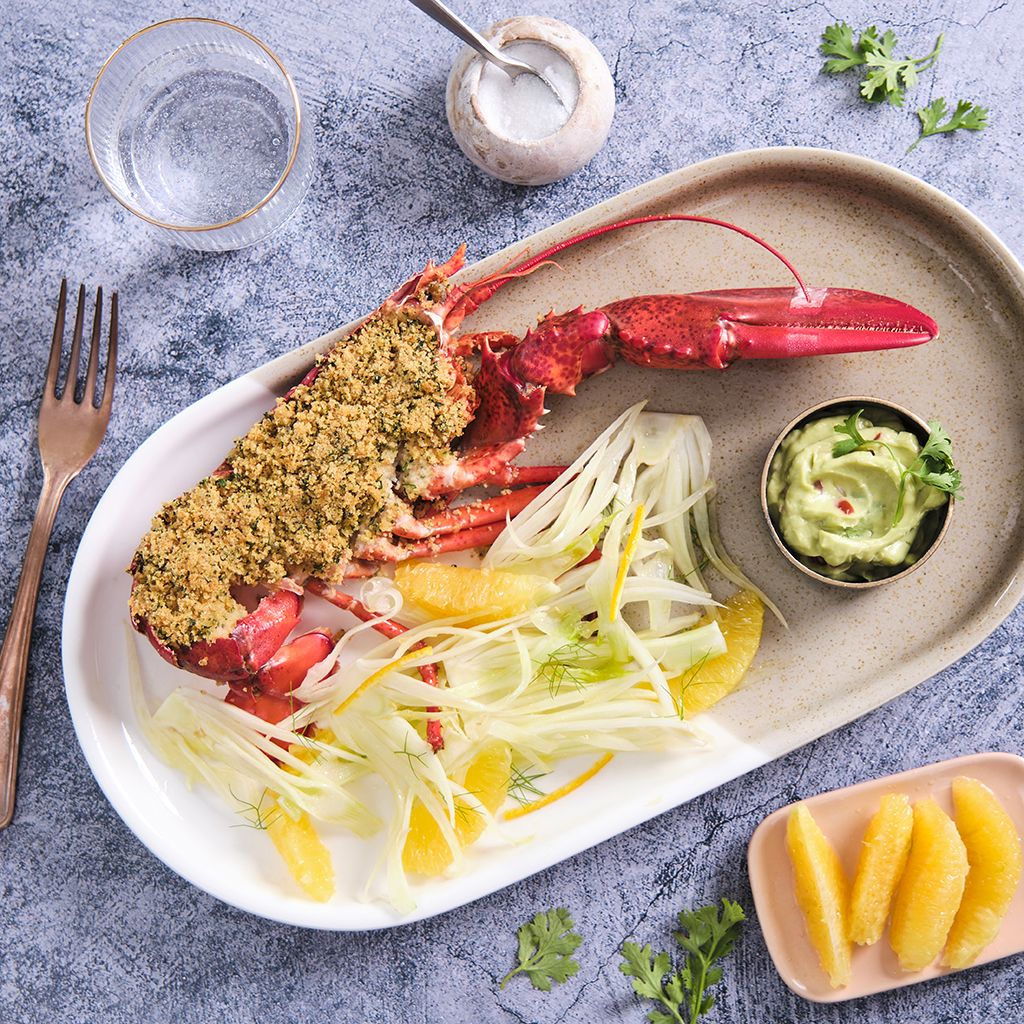 Lagosta gratinado e salada de funcho com laranjas e guacamole