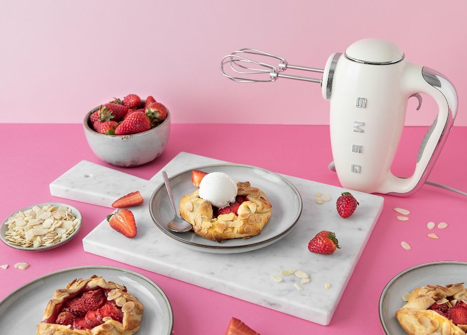 Recette de mini galettes aux fraises avec crème glacée | Smeg