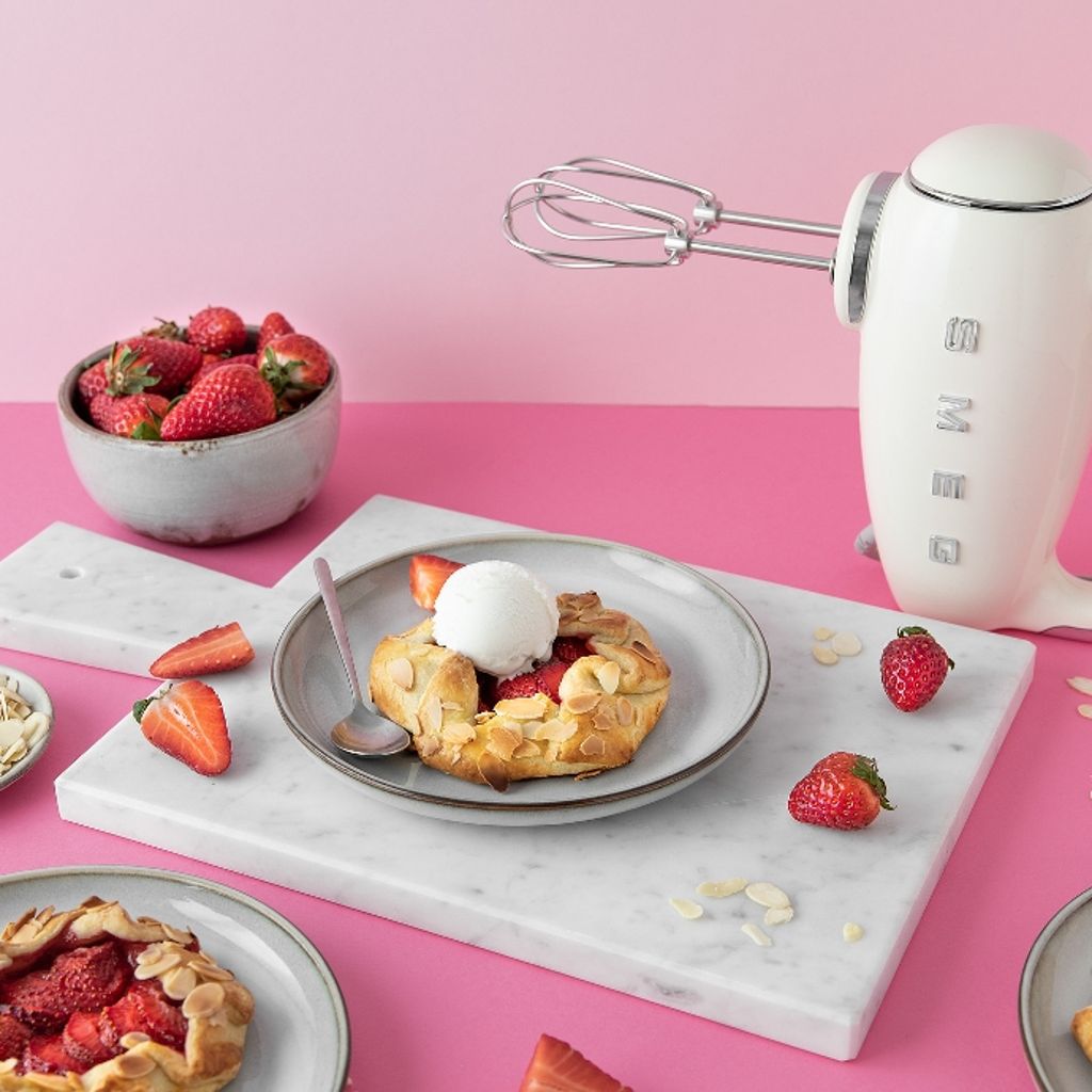 Recette de mini galettes aux fraises avec crème glacée | Smeg