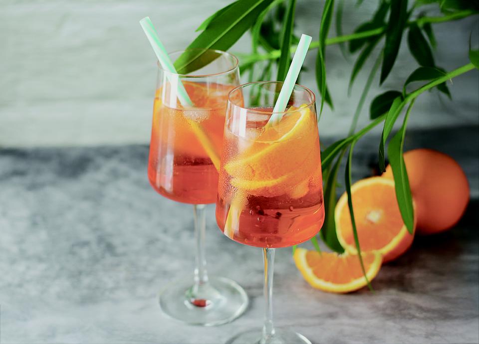 Bicchiere da cocktail con all'interno l'orange spritz