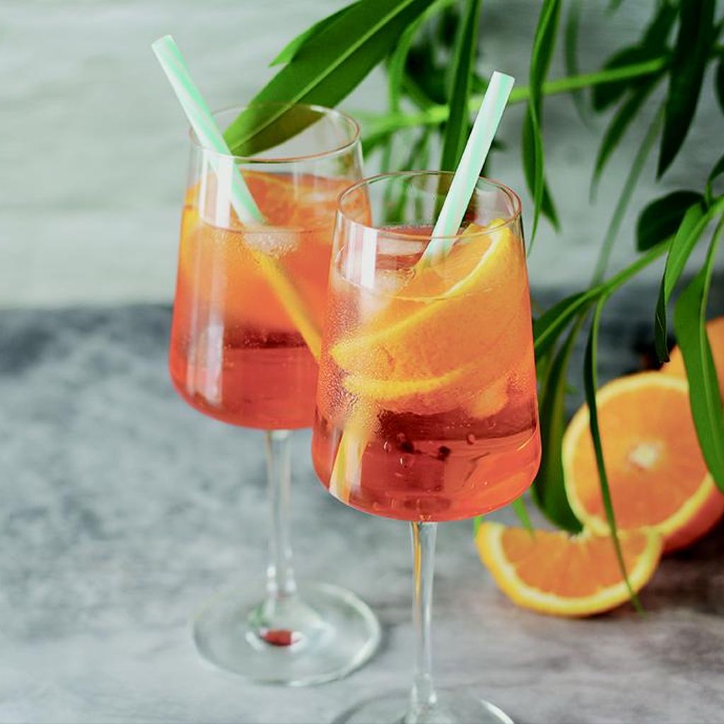 Bicchiere da cocktail con all'interno l'orange spritz