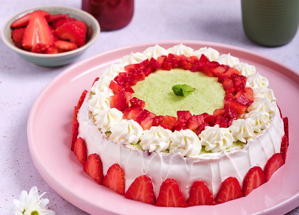 Bizcocho esponjoso al té matcha con crema de queso fresco al limón y mermelada de fresas.