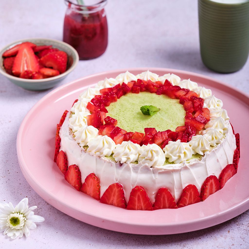 Génoise au thé Matcha avec crème au fromage frais et confiture de fraises