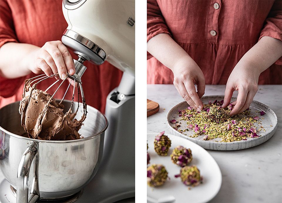 Tartufini al cioccolato e rum, con pistacchi e rose